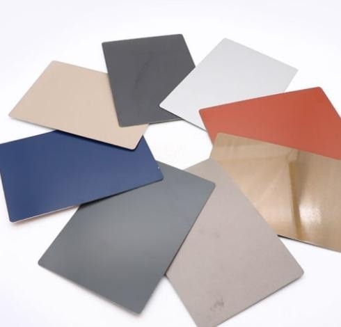 RAL Warna Dilapisi Aluminium Foil 200-1500mm Lebar Atas 15-40μm Kembali 5-20μm Lapisan Massa